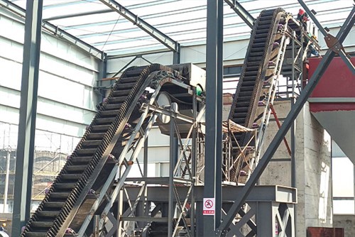 Ленточный конвейер с боковой стенкой