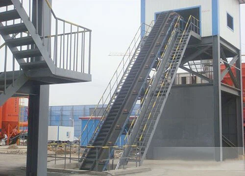 Ленточный конвейер с крутым углом